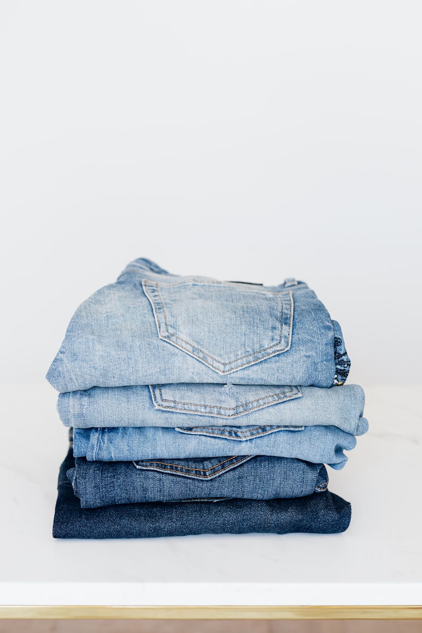 The Polarizing Trend of Barrel Jeans: How to Style Lantern or Horseshoe Jeans in&nbsp;2025